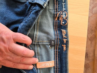 Jeanshose für Damen, sehr gut erhalten, da nur 2x getragen.