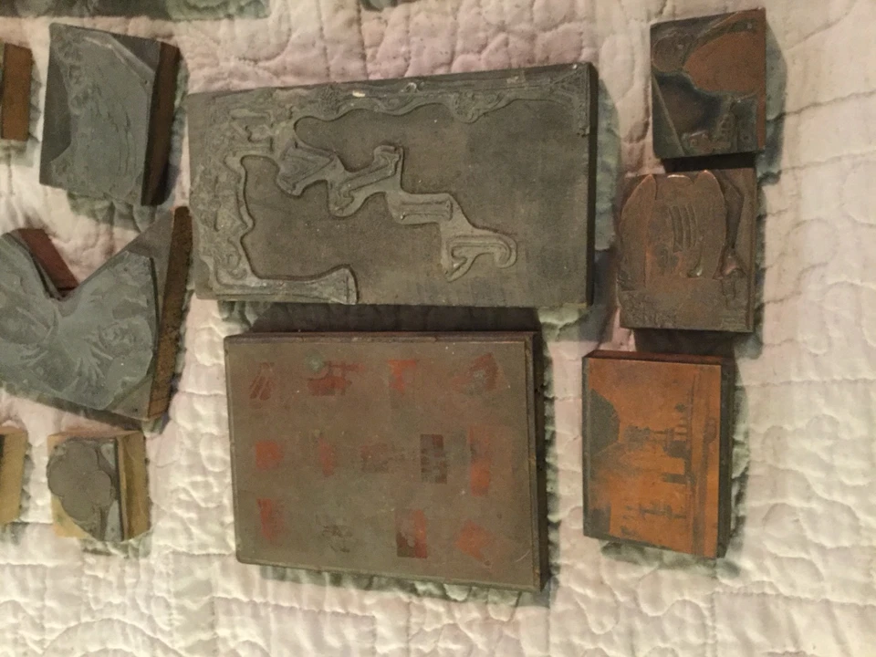 LARGE LOT OF 17 VINTAGE METAL ON WOOD TYPESET BLOCK STAMPS CLOVER MAN LADDER ETC - Image 4 of 4