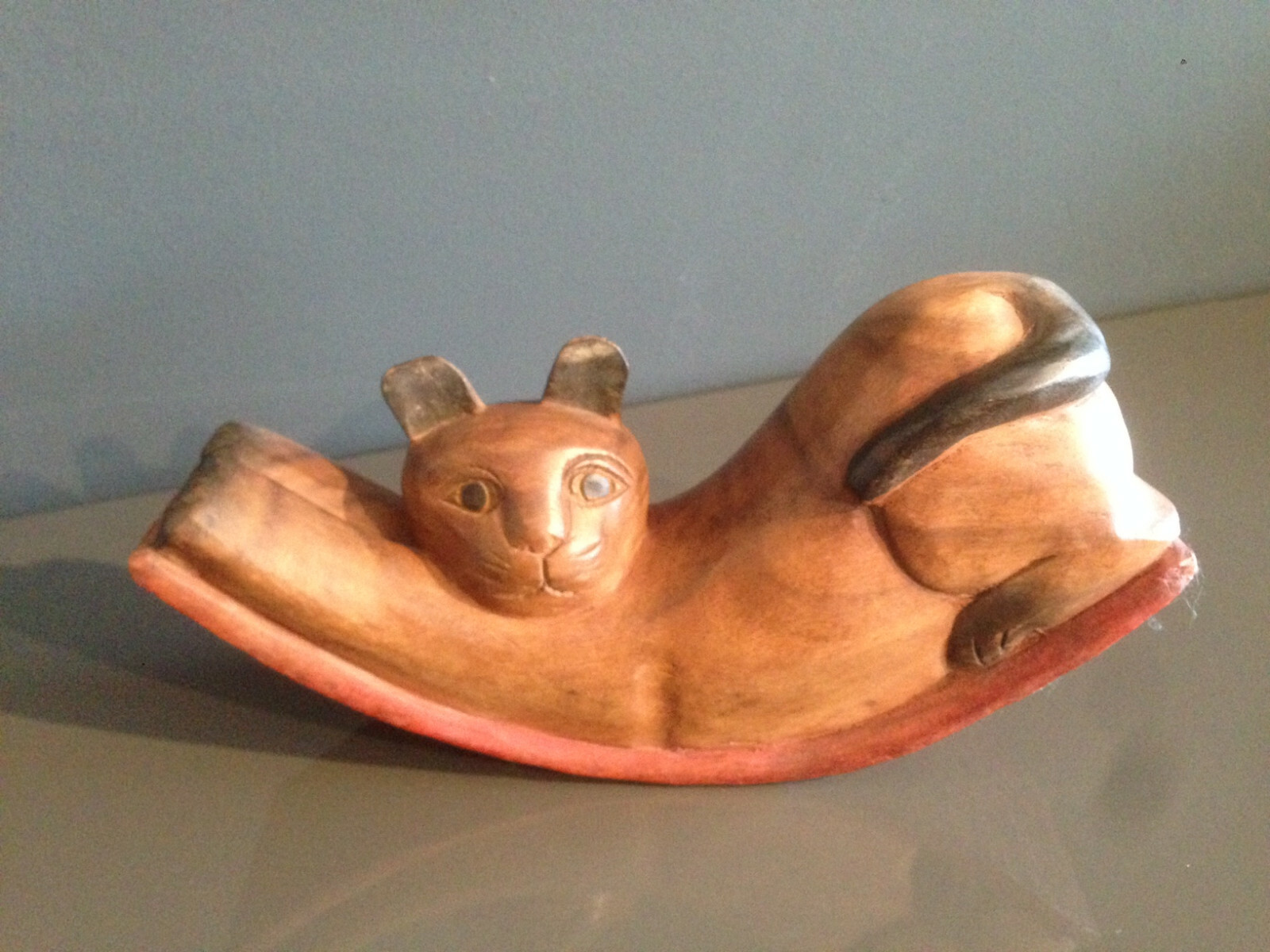 Gatto fermaporta scolpito nel legno. Dimensioni cm 33x10.