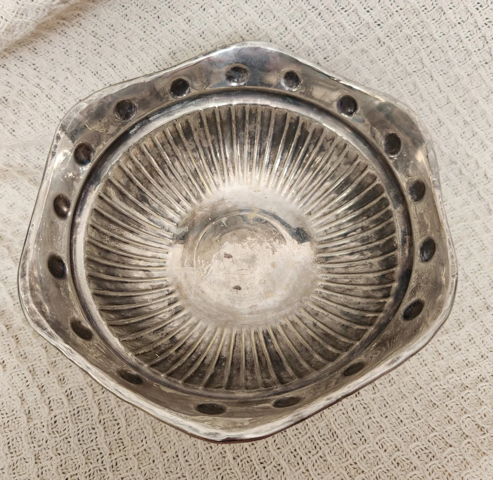Cuenco de compota pedestal con patas plateado vintage diseño estriado y punteado  Foto 2 de 4