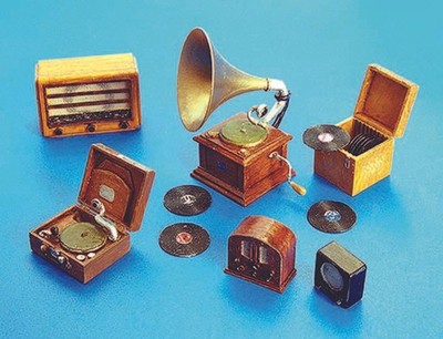Plus Model 266 - 1:35 Resin Bausatz Gramophone und Radios