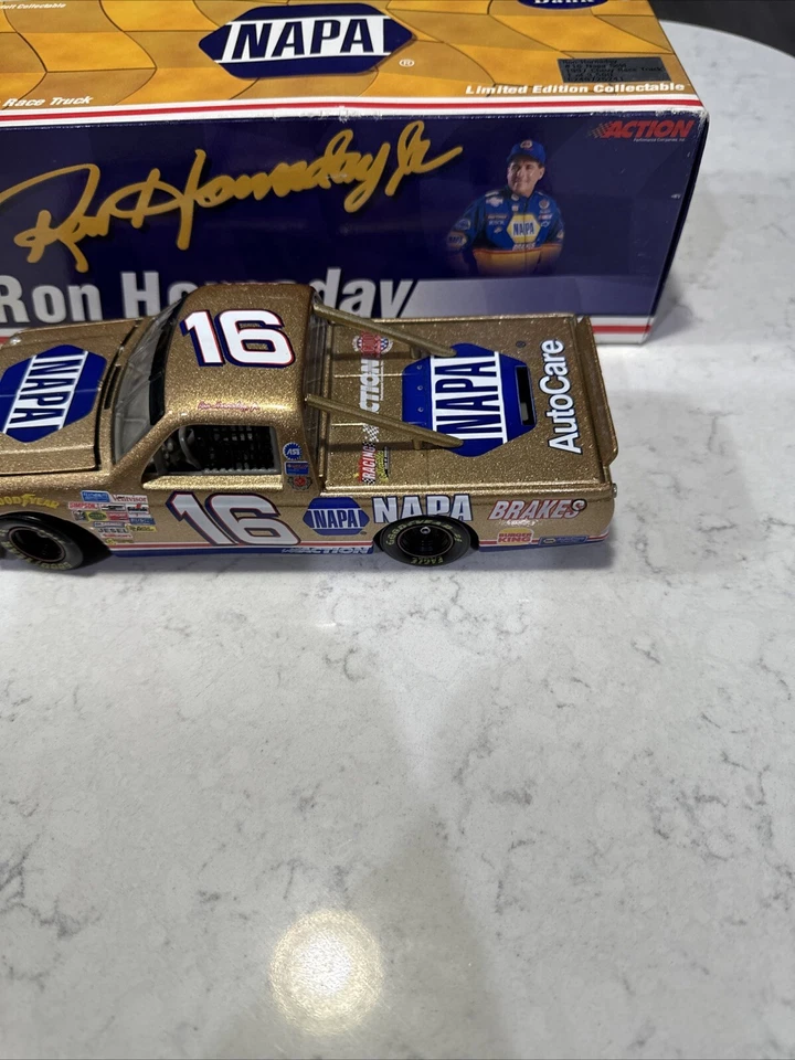 RARO! Camión Chevy Silverado 1997 vintage NASCAR #16 Ron Hornaday NAPA dorado 1:24 Foto 4 de 4