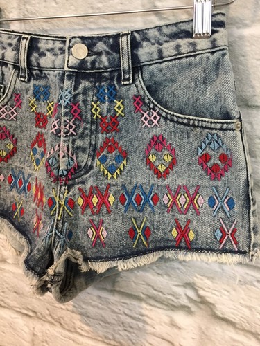 TOPSHOP MOTO Embroidered Fray Hem High Rise Jean Moto Button Fly Shorts Sz 2/25 - Picture 2 of 5