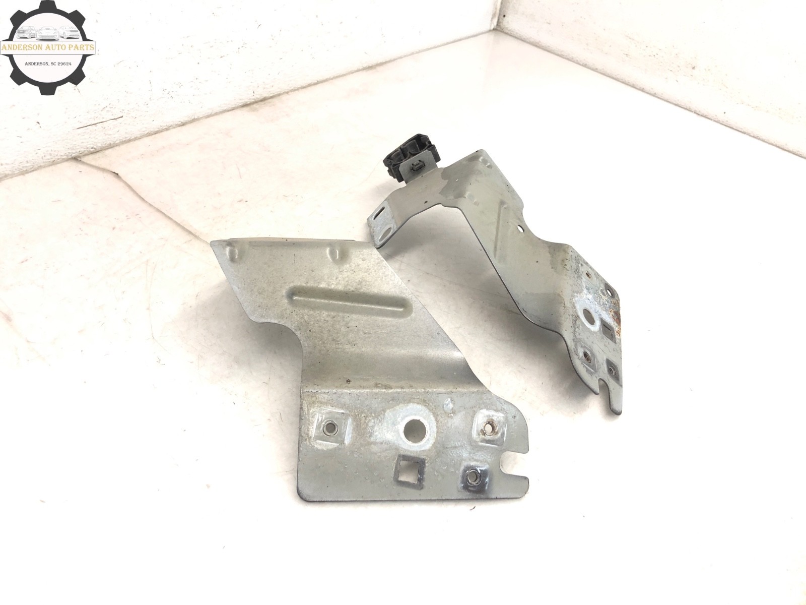 2014-2019 MASERATI GHIBLI LEFT RIGHT FRONT LOWER FENDER BRACKET OEM