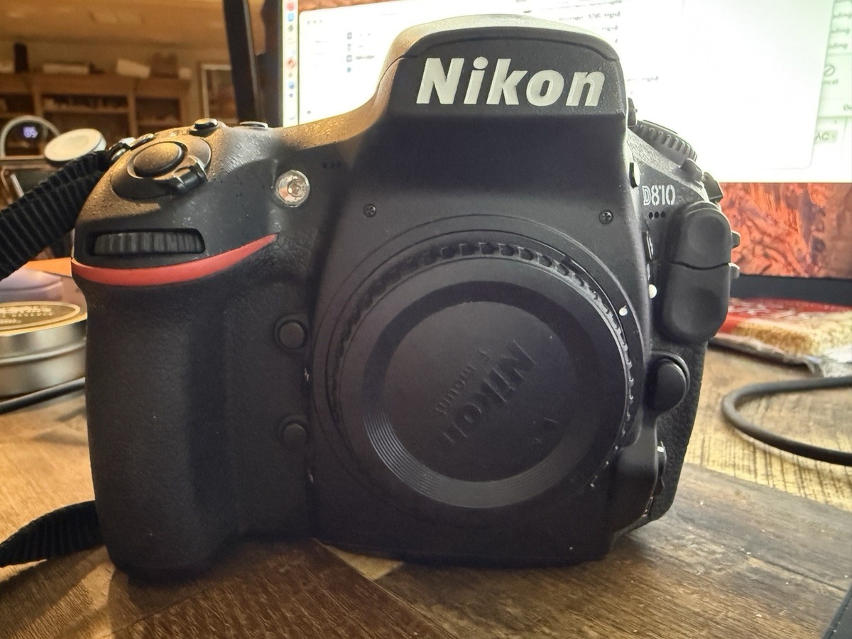 Nikon D810 AF-S DX VR 18-200mm Speedlight SB700 Bag Kit