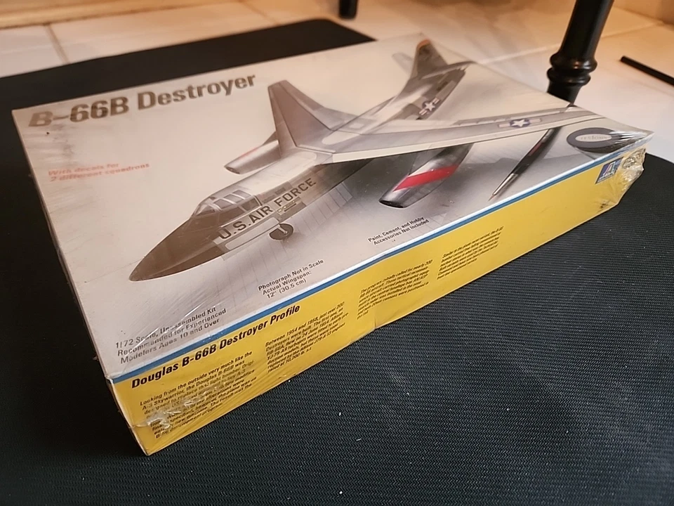 Testors /Italeri Douglas B-66B Destroyer #667 1/72 Scale New in Plastic - Image 3 of 4