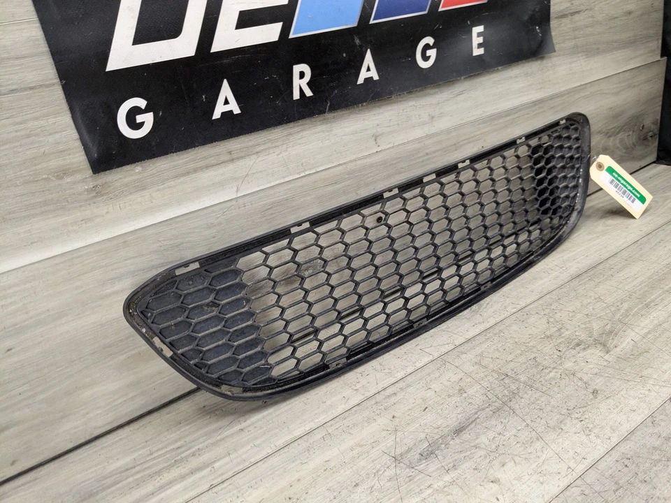 08-13 OEM BMW E82 E88 128i 135i M SPORT parachoques delantero rejilla central inferior Foto 2 de 4
