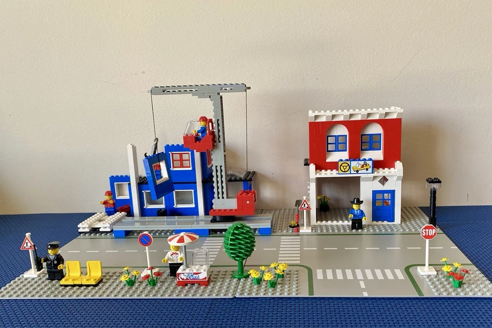 LEGO Town: Legend Main Street (10041) USED W/ Original Instructions and Box - Image 2 of 4