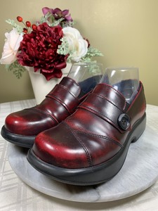 burgundy dansko clogs
