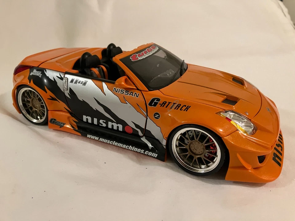 Nissan 350Z 2004 conv 1/18 Muscle Machines naranja, negro, plateado Foto 2 de 3