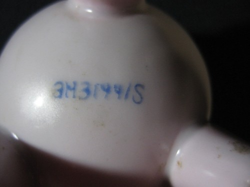Porcelain Egg Shaped Three Leg Footed Vase Light Pink - Picture 7 of 7