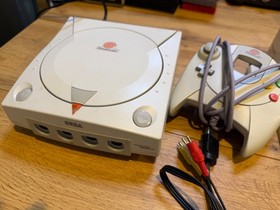 Sega Dreamcast Console Bundle &ndash; Original Box, 2 Controllers, VMU & 6 Games