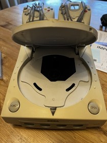 Sega Dreamcast Console Bundle - 4 Controllers, 2 VMU, Metropolis Street Racer