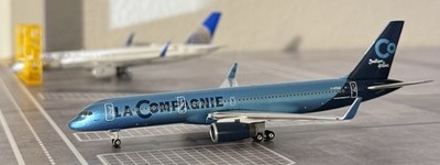 RARE * Phoenix *  La Compagnie Boeing 757 200 w F-HTAG  1:400 Diecast