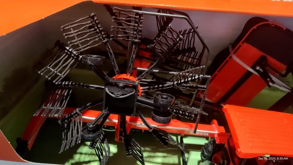 NIB NEWRAY KUBOTA L6060 TRACTOR W/ INTERCHANGEABLE HAY TRAILERS 1:18 SCALE - Image 4 of 4