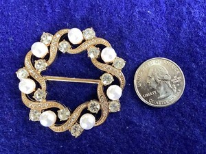 VINTAGE GOLD TONED SCARF SLIDE” CIRCLE OF FAUX PEARLS AND RHINESTONES SHOWS WELL