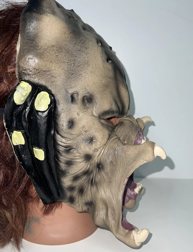 Predator Movie Adult Latex Mask Halloween Costume Accessory Scary Creature - Image 3 of 4