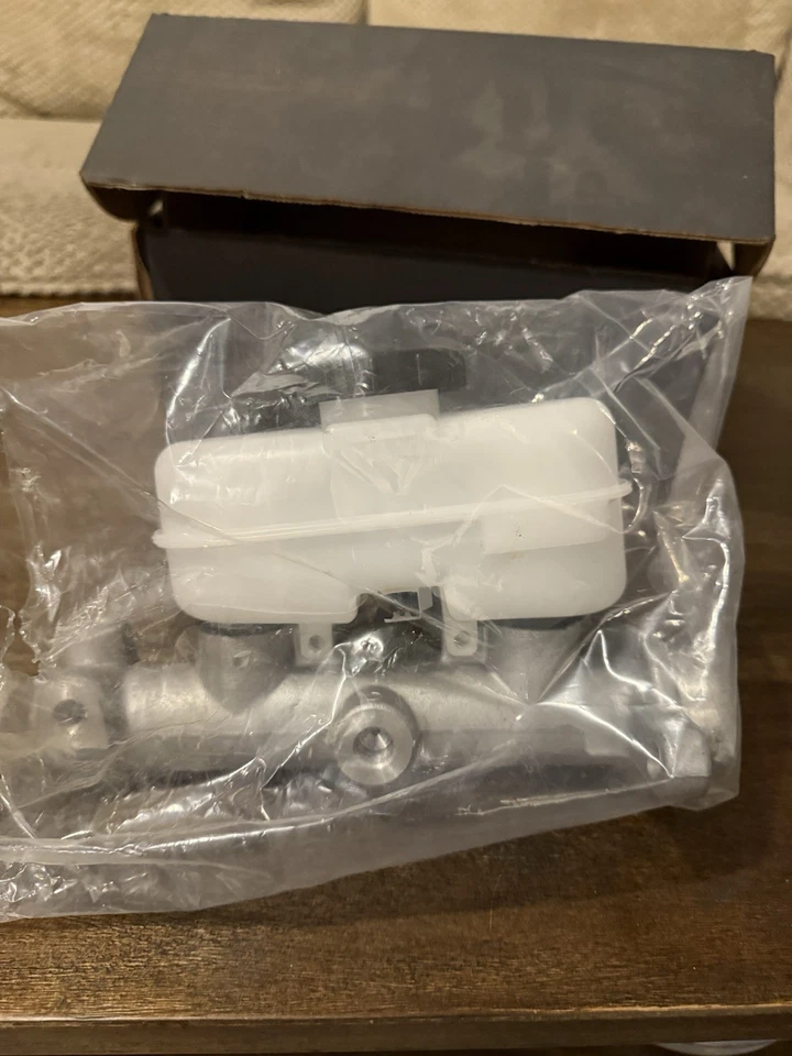 Cilindro maestro de freno Dorman M390398 Foto 2 de 3