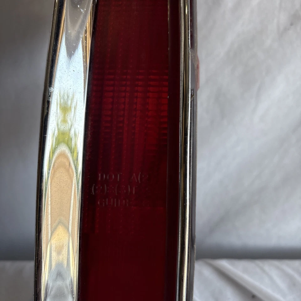 Luz trasera paso derecho Cadillac Deville 1994 a 1999 Foto 3 de 4