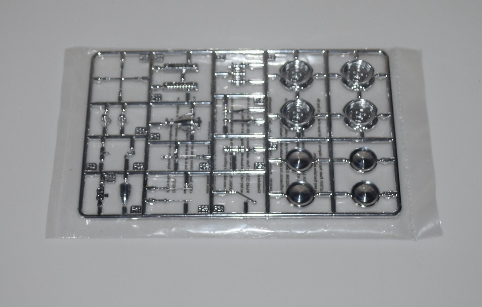 AMT 1960 Ford F-100 Pickup & Trailer Kit with Chrome Custom Wheels & Extra Parts 1:25 Scale-image