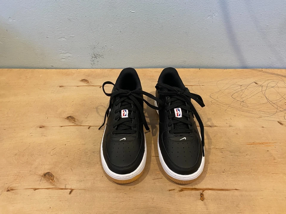 Zapatilla deportiva Nike Big Kid's Air Force 1 LV8 NUEVA SIN ETIQUETAS/B negra gris lobo, talla 6,5 Y Foto 2 de 4