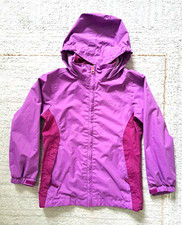 Leichte Jacke für ein Mädchen Gr. 128