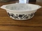 Vtg PYREX Black Tulip 043 Oval 1.5 Quart Casserole Baking Dish White Milk Glass
