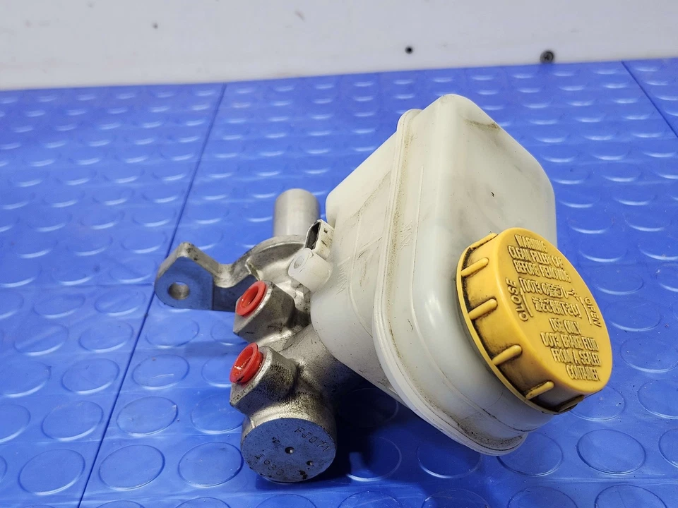 Conjunto de cilindro maestro de freno CVT 2015-2017 Subaru Outback Legacy 2,5 L OEM Foto 2 de 4