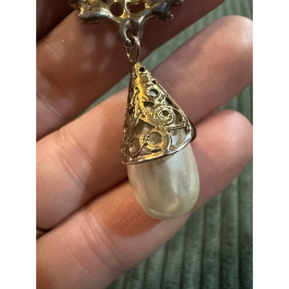 Broche vintage de perlas de imitación con adorno de filigrana tono dorado colgante Foto 4 de 4