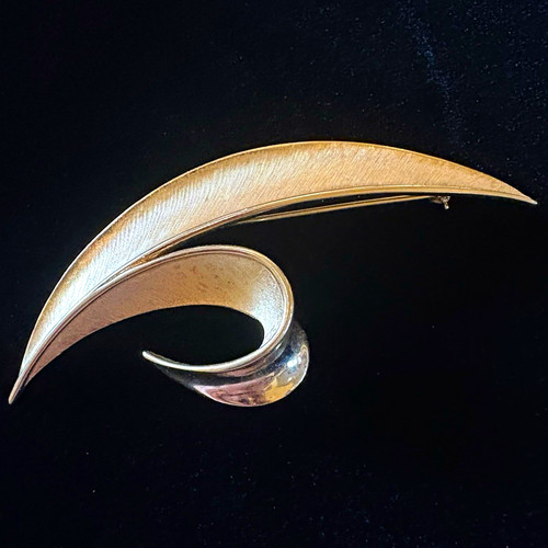 Crown Trifari Signed Gold Tone Swirl Abstract Brooch Pin Metal No Stone