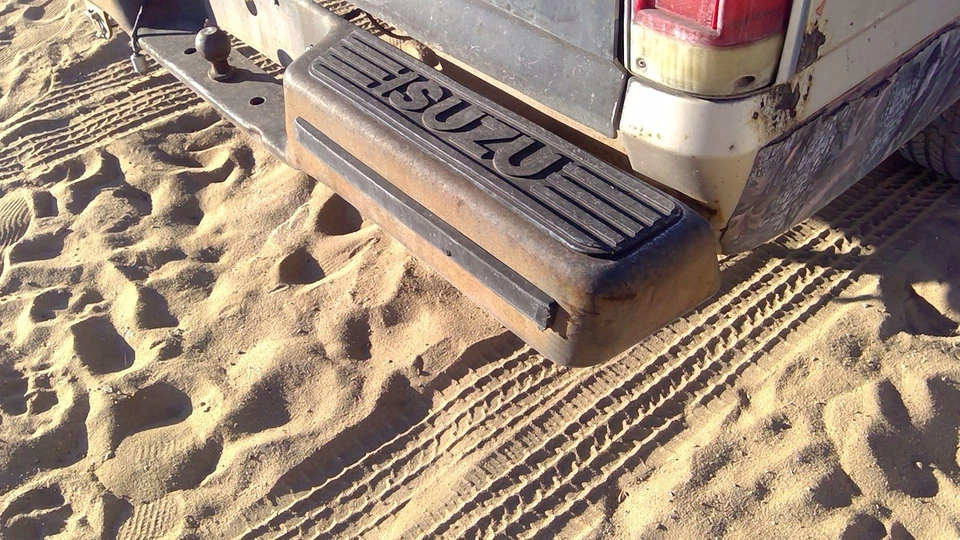 Parachoques trasero con soportes para camioneta Isuzu Pup 1981-1987 OEM Foto 3 de 4