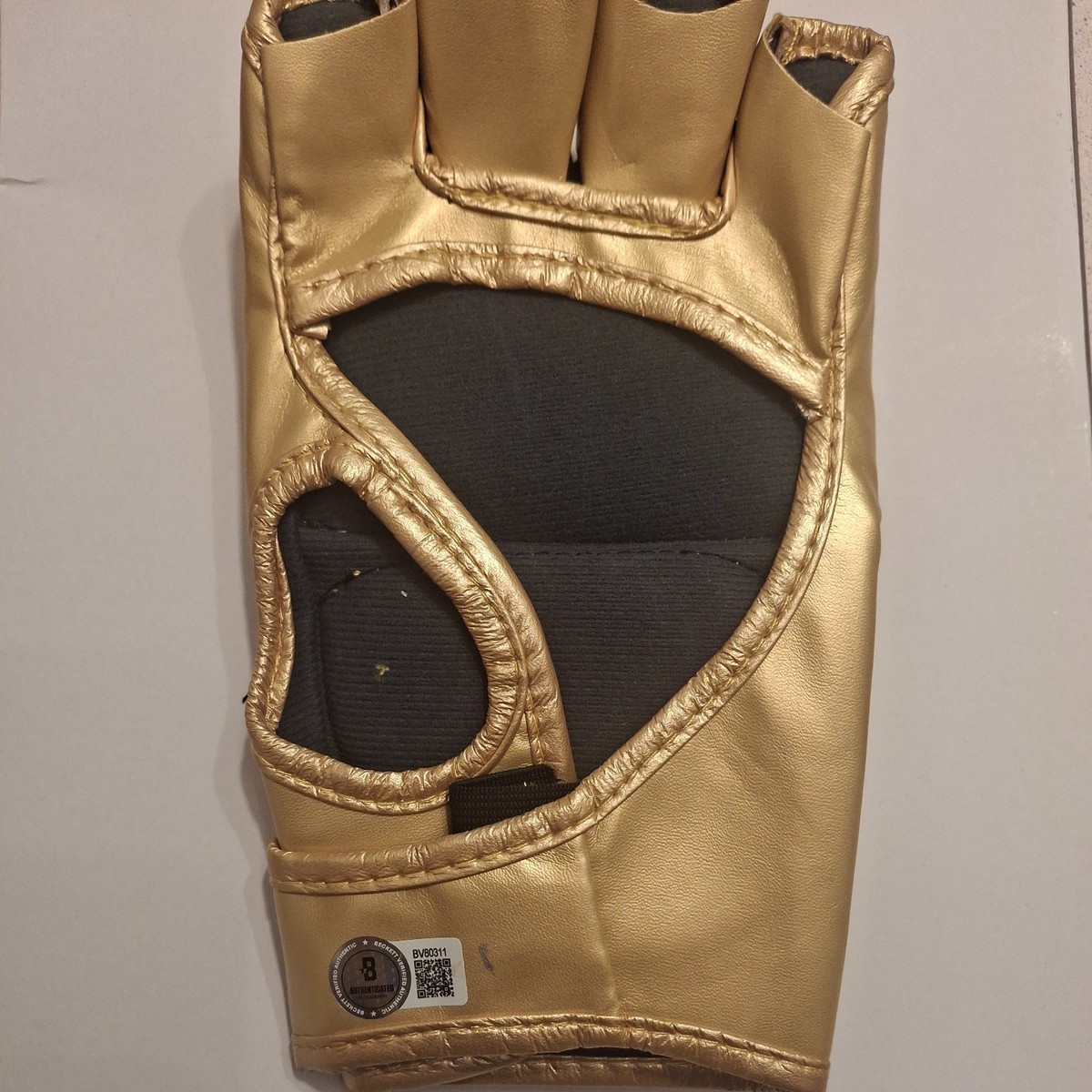 Gant UFC signé par Nate Diaz - Cadre exclusif ! Glove Frame