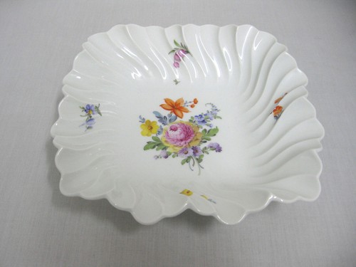 17693/ NYMPHENBURG SCHALE MIT GEWELLTEN RAND - BLUMENBUKETT
