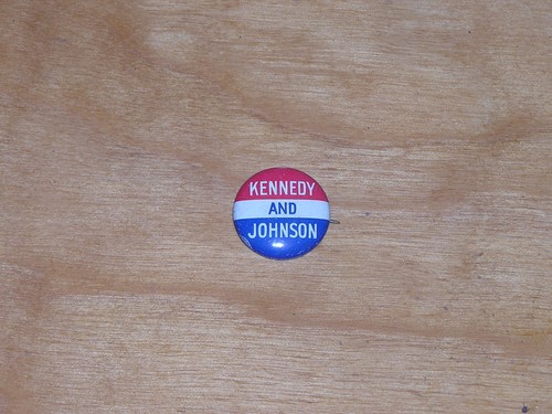 VINTAGE 1960 KENNEDY AND JOHNSON 3/4" LITHO CAMPAIGN PIN BASTIAN BROS. NY