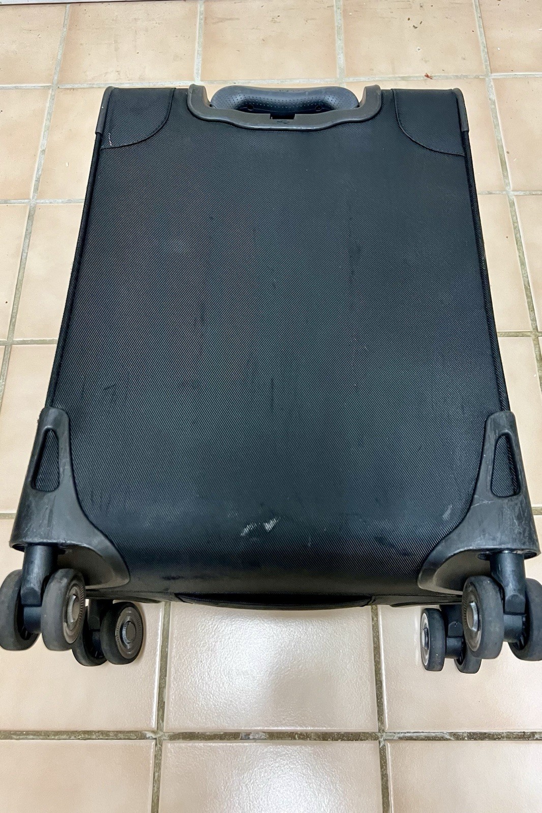 21” Ricardo of Beverly Hills Big South Hand Spinner Luggage. Carry On 