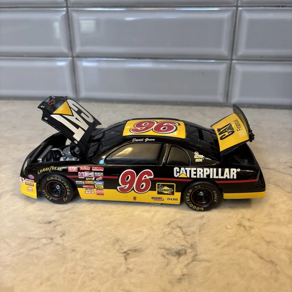 David Green 1997 1:24 NASCAR Diecast Car #96 Caterpillar Monte Carlo  Foto 2 de 4
