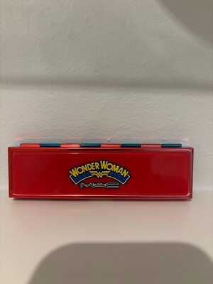 Mac Cosmetics eyeshadow palet Valiant Wonder Woman Collection Vintage