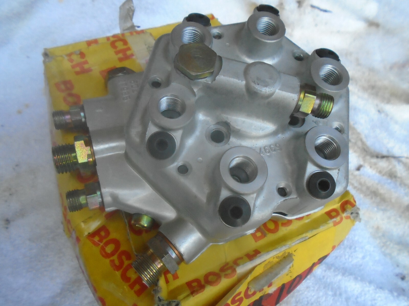 Mercedes LAMBORGHINI Remanufactured BOSCH Fuel Distributor 0438100099 OEM 280 