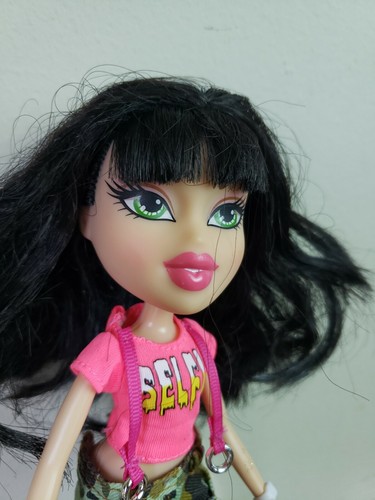 Bratz 2015 JADE SELFIE SNAPS 10" DOLL - Picture 2 of 9
