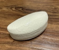 Coach Duże białe logo Signature C Clam Shell Hard Case Okulary przeciwsłoneczne Case