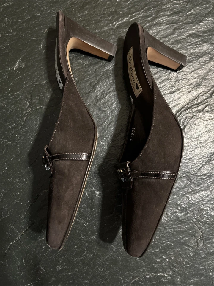 Gamuza 9N Brighton Wanda chocolate con charol de chocolate adorno plateado sin respaldo Foto 3 de 4