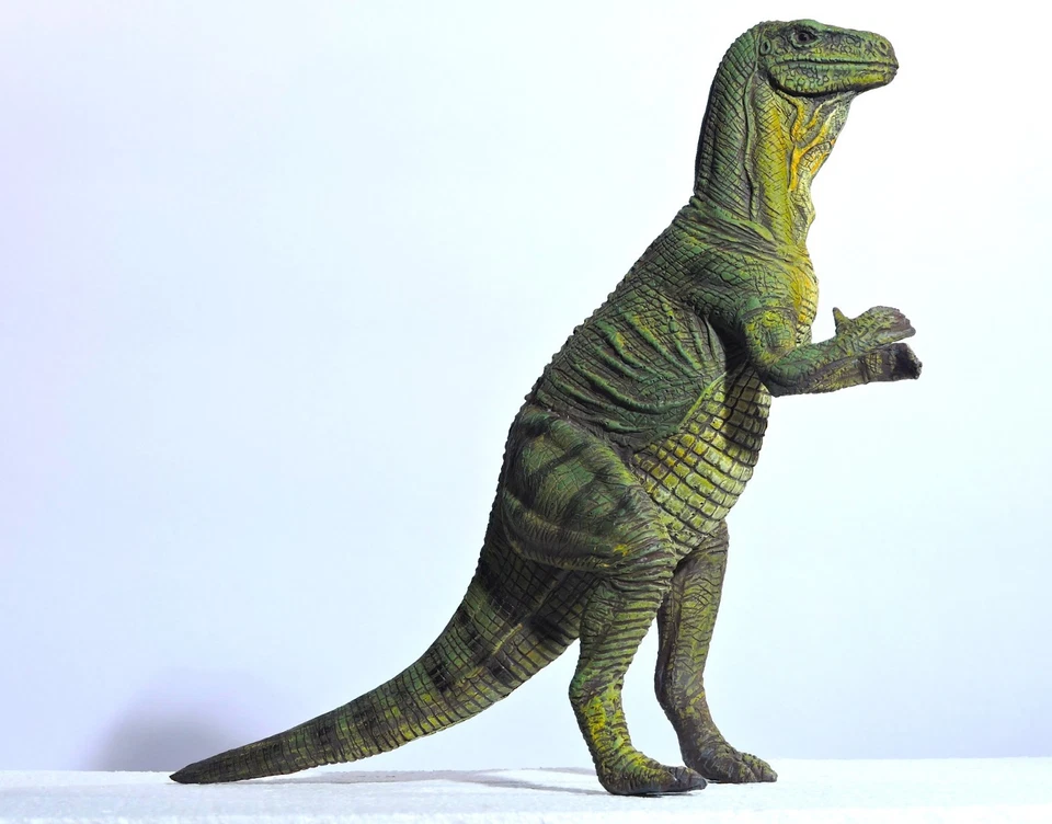 IGUANODON (old-style) dinosaur resin model kit by Joe Laudati - Image 4 of 4