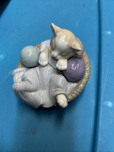 Statuina Nao by Lladro 1407 gattino comodo 2000 che dorme nel cestino