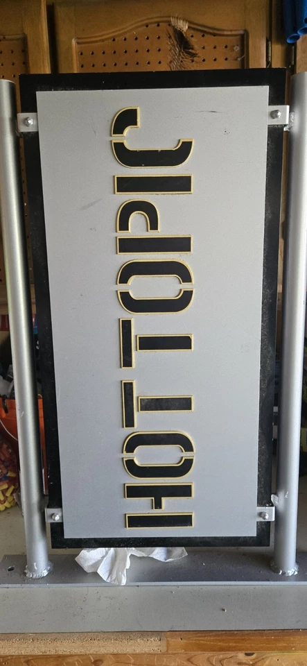 Señalización pesada montada en la pared para tienda de temas candentes oficial Foto 2 de 2