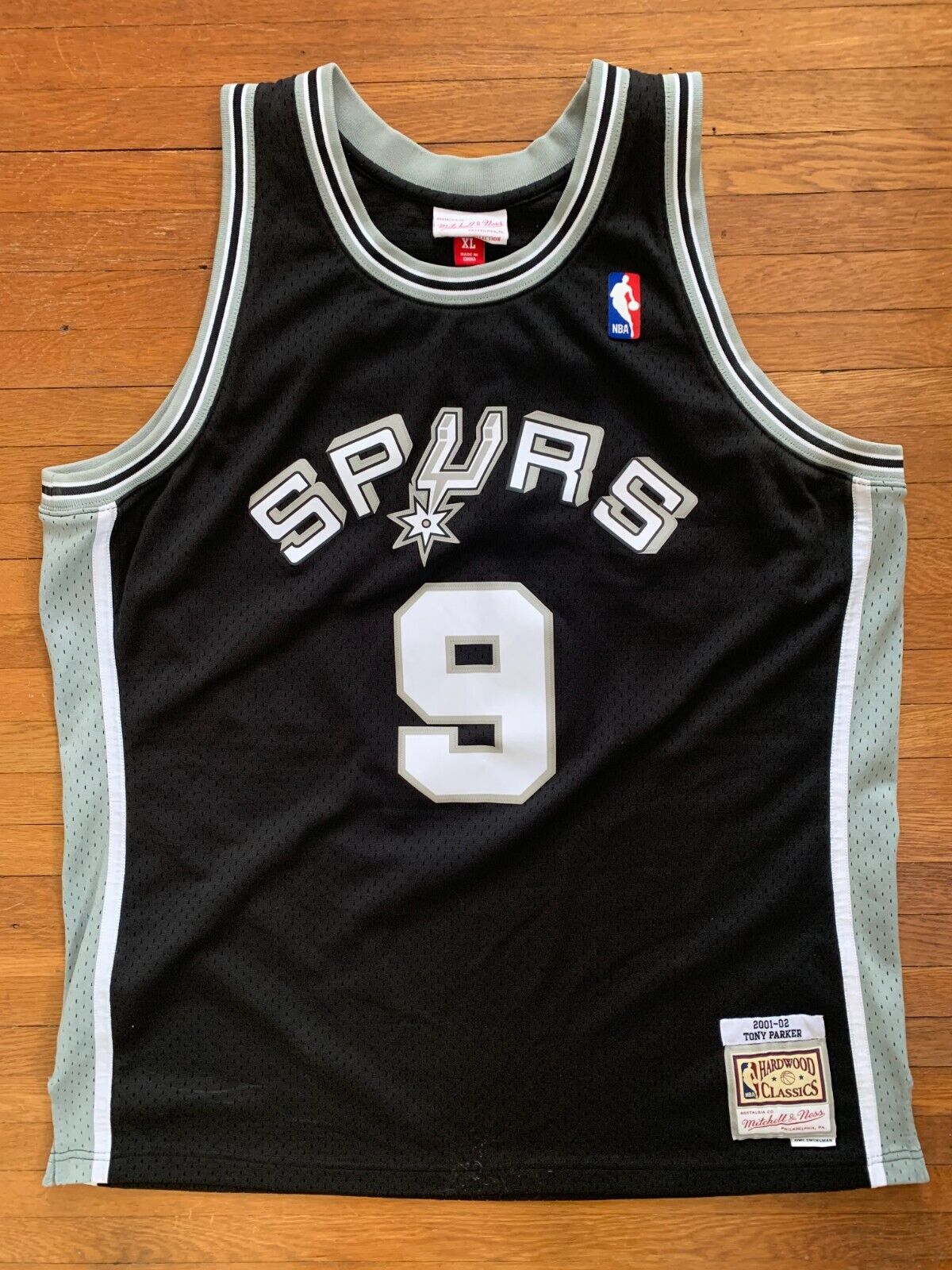 Mitchell & Ness Men's San Antonio Spurs Tony Parker 2001-02 Swingman Jersey, Black / L