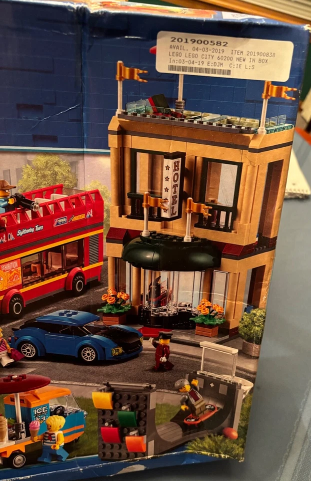 Lego City 60200 Capital City Retired 2018 *Damaged Box* New & Sealed - Image 3 of 4