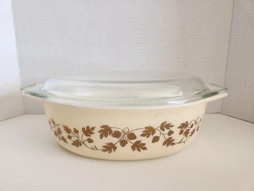 Vintage Pyrex Gold Acorn Dish 045  2-1/2qt with Lid