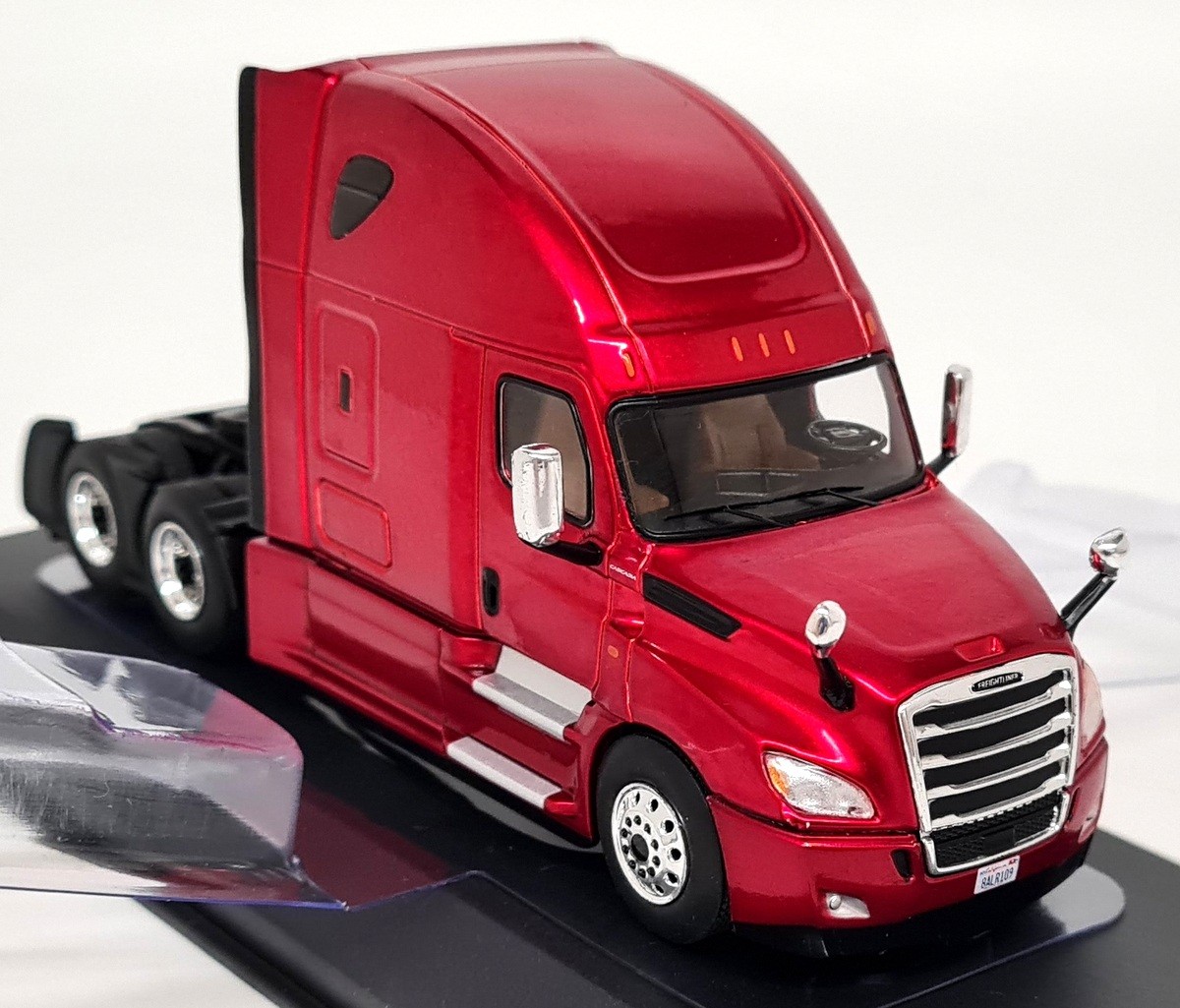 iXO 1/64 Freightliner Cascadia 2018 Red Diecast Scale Model Truck