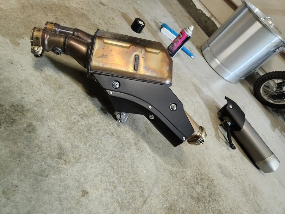 Yamaha R1 2019 - Sistema de escape de stock OEM (tubo medio + silenciador) Foto 3 de 4