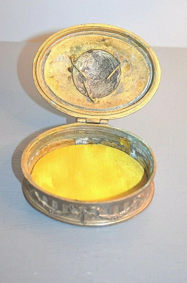 Ancien Pilulier Petite Boîte Bronze Médaille au Centre Guirlandes Rubans - Photo 4/4